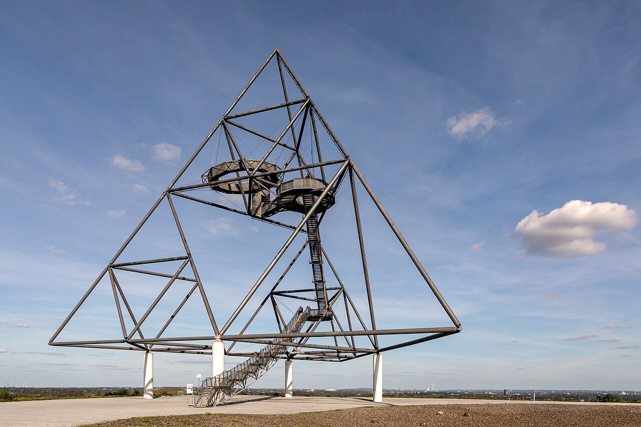 Tetraeder-Skulptur auf der Halde Beckstraße in Bottrop — Wahrzeichen der kompakten Ruhrgebietsstadt