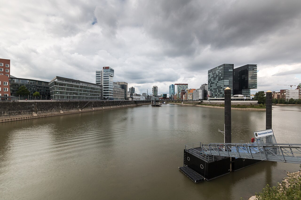 Medienhafen Düsseldorf bei Nacht — Landeshauptstadt NRW mit Messe, Flughafen und Rheinturm
