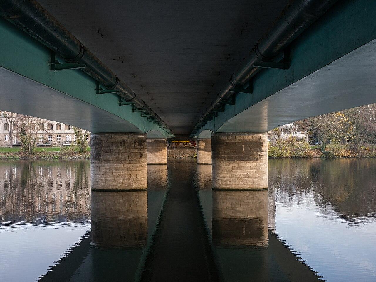 Schlossbrücke über die Ruhr in Mülheim — ruhige Wohnlage zwischen Essen und Duisburg