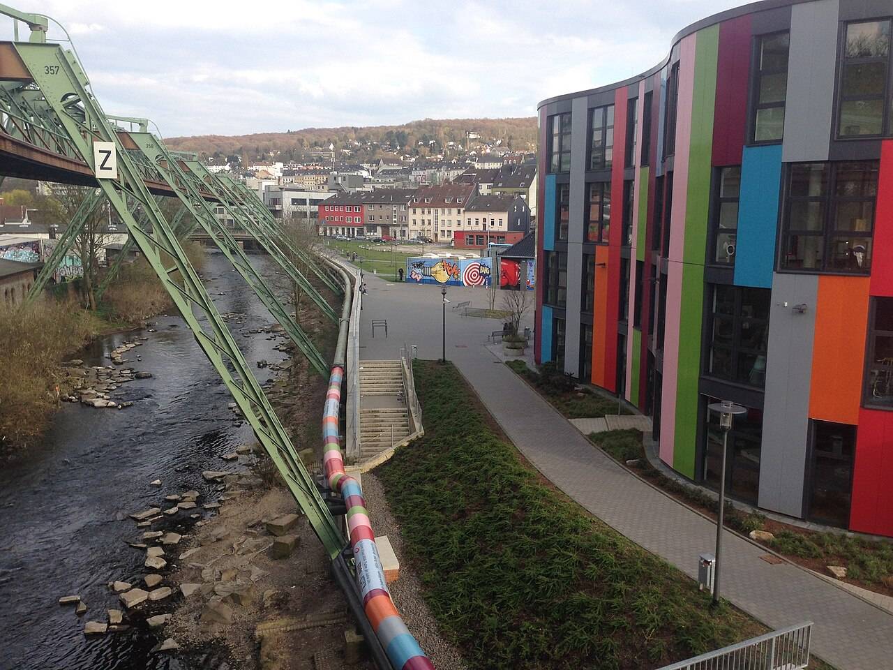 Wuppertaler Schwebebahn über der Wupper — Industriestadt zwischen Düsseldorf und Ruhrgebiet